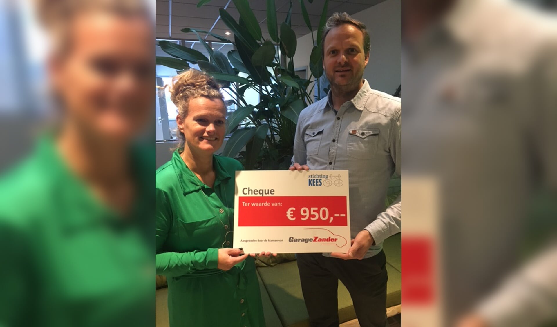 Stichting Kees ontvangt cheque van garage Zander