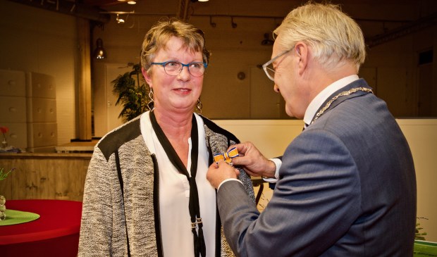 De burgemeester spelt de onderscheiding bij Marry van Dijk op.
Foto: Stip Fotografie
