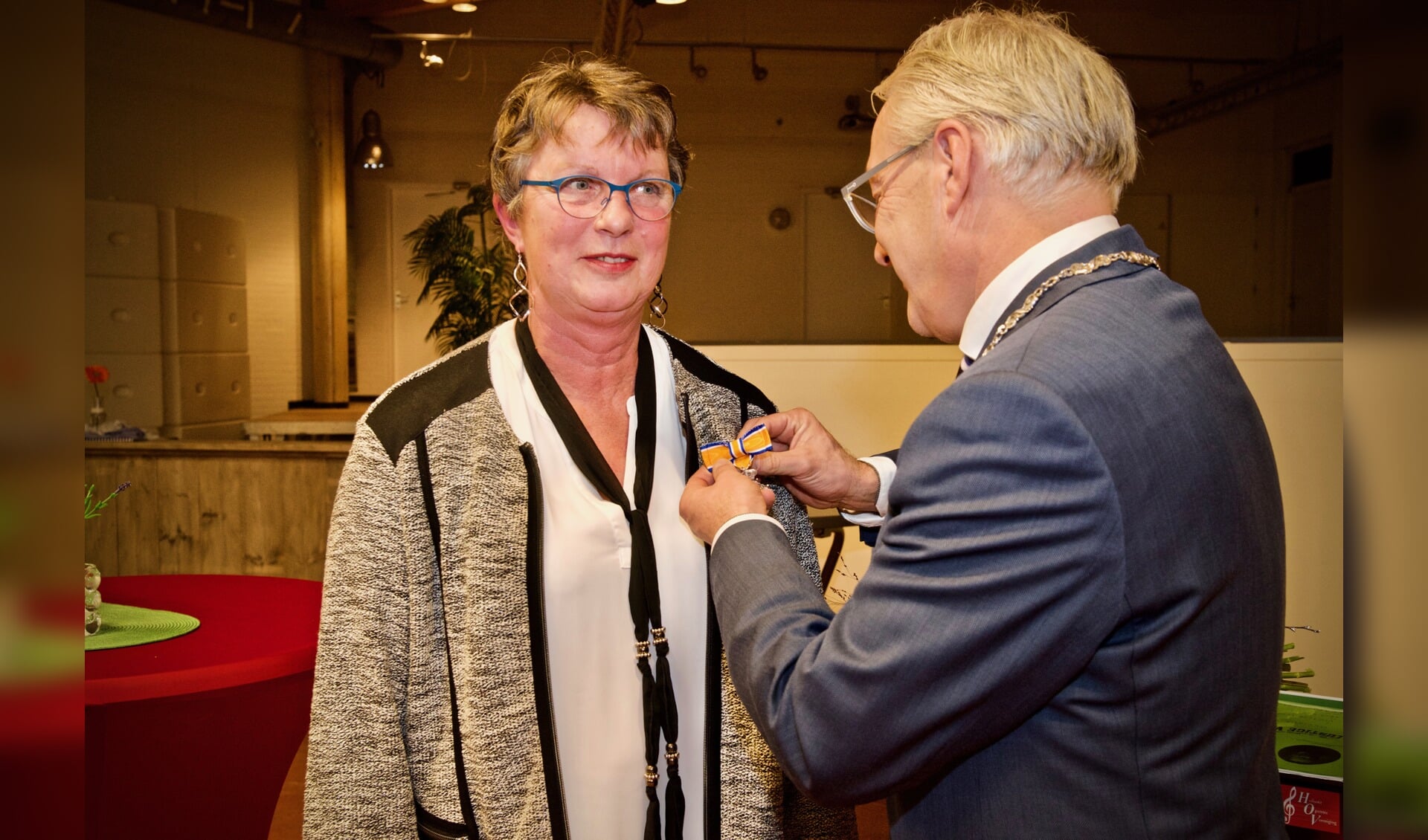 De burgemeester spelt de onderscheiding bij Marry van Dijk op.
Foto: Stip Fotografie