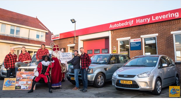 Van links naar rechts: Peter, Theo, Sven, Piet en Sint, Bart (namens Stichting Dolfinn) en René.
Foto: Jack Schaap
