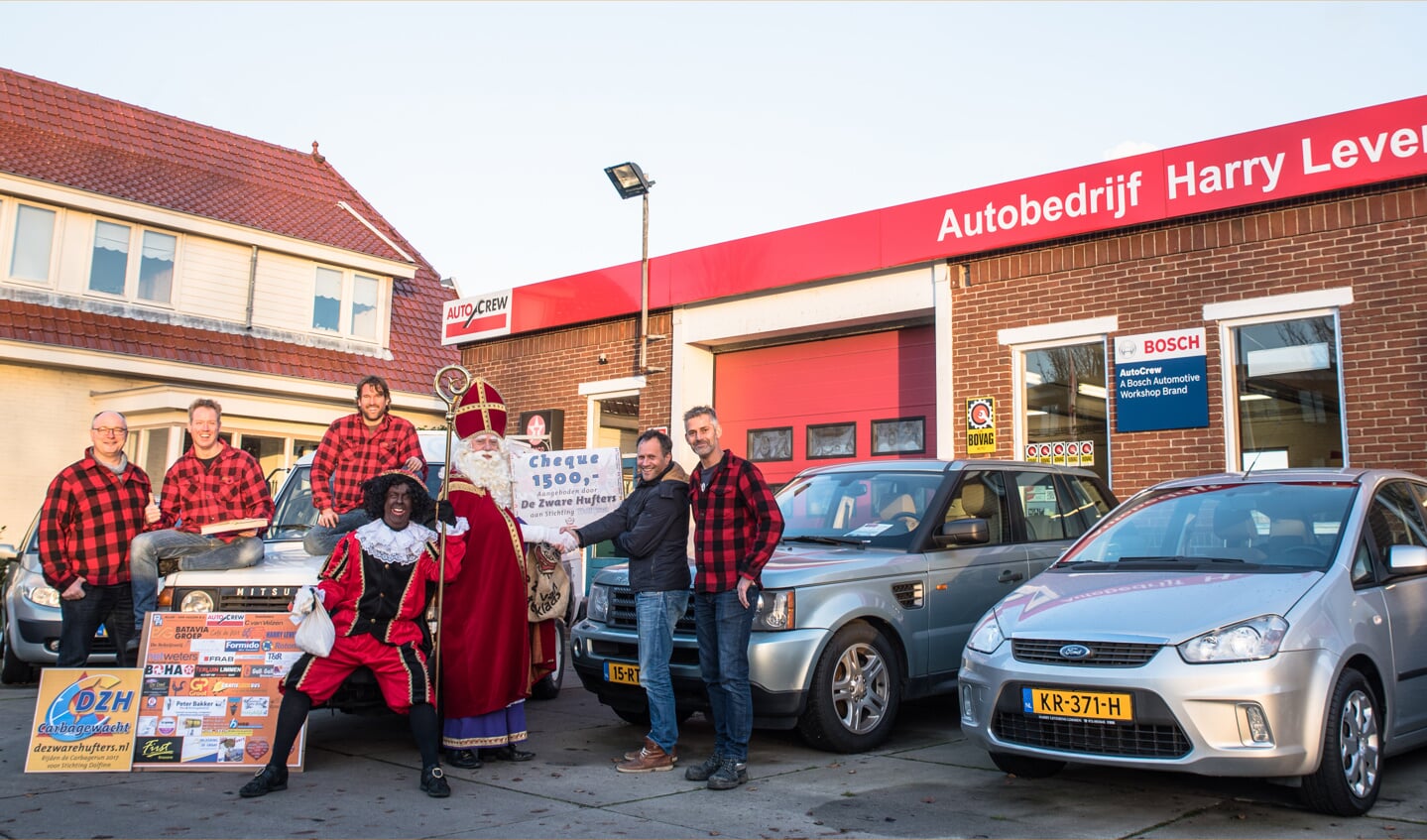 Van links naar rechts: Peter, Theo, Sven, Piet en Sint, Bart (namens Stichting Dolfinn) en René.
Foto: Jack Schaap