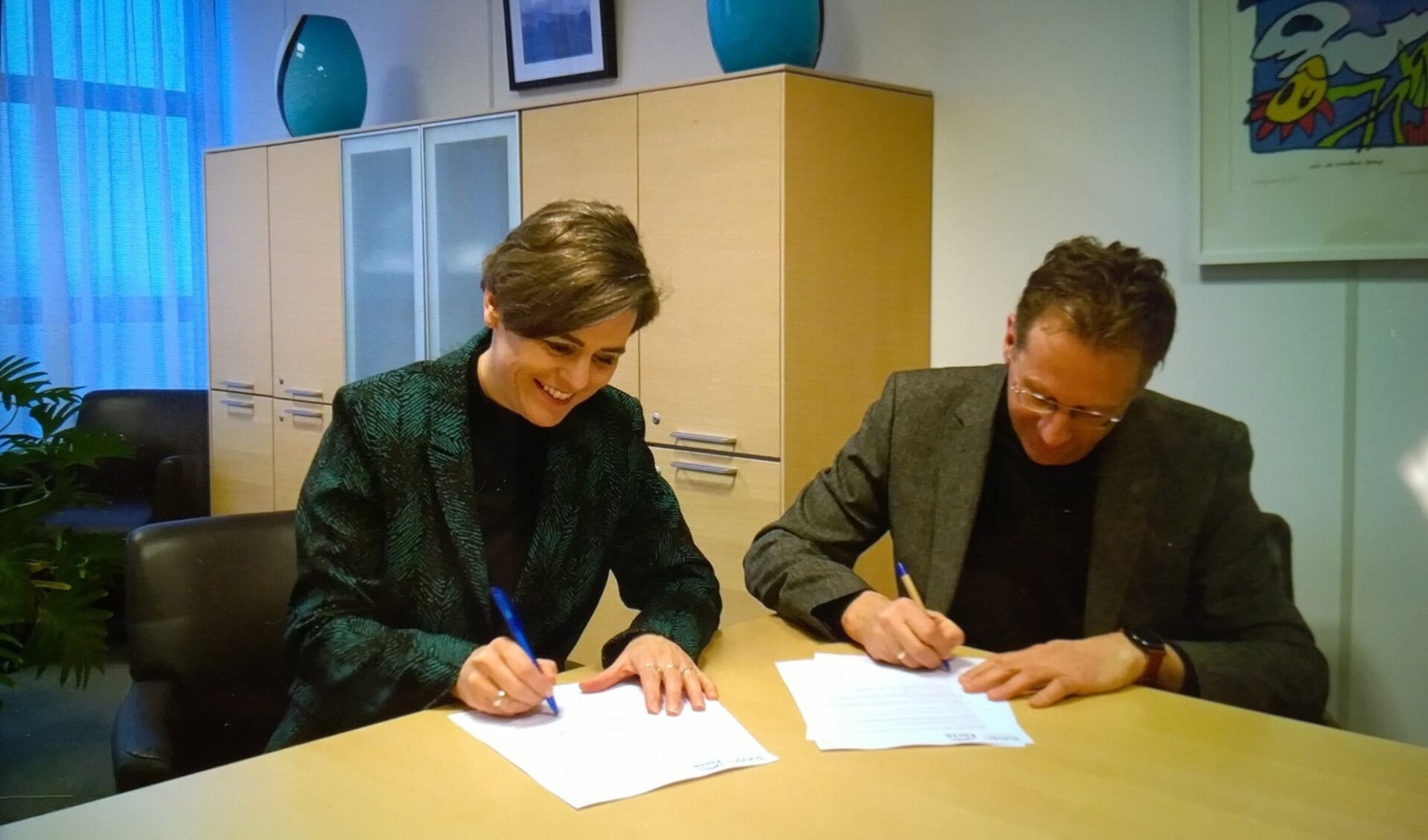 De ondertekening van de samenwerking tussen Stichting Tabijn en Forte Kinderopvang: links
Esther Zijl, 