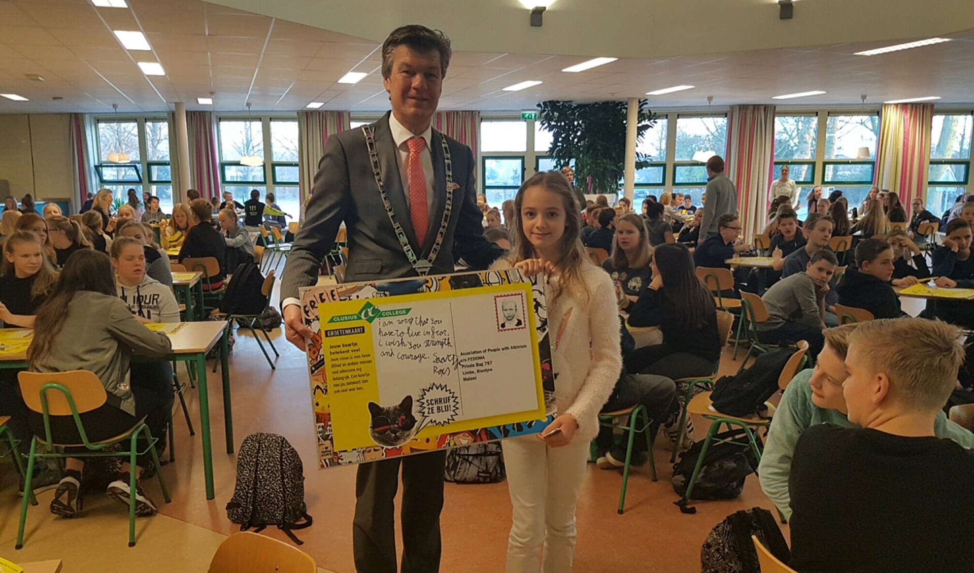 Initiatiefneemster Saartje Rox (Zaandam) uit klas 1G3 van het Clusius College Castricum opent op school de schrijfmarathon van Amnesty International  met burgemeester Mans.