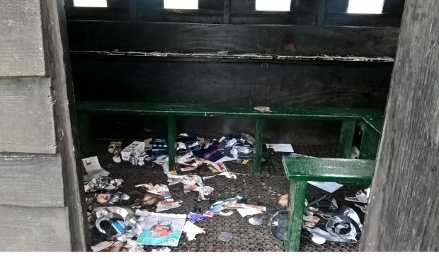 Achtergelaten afval in de vogelkijkhut