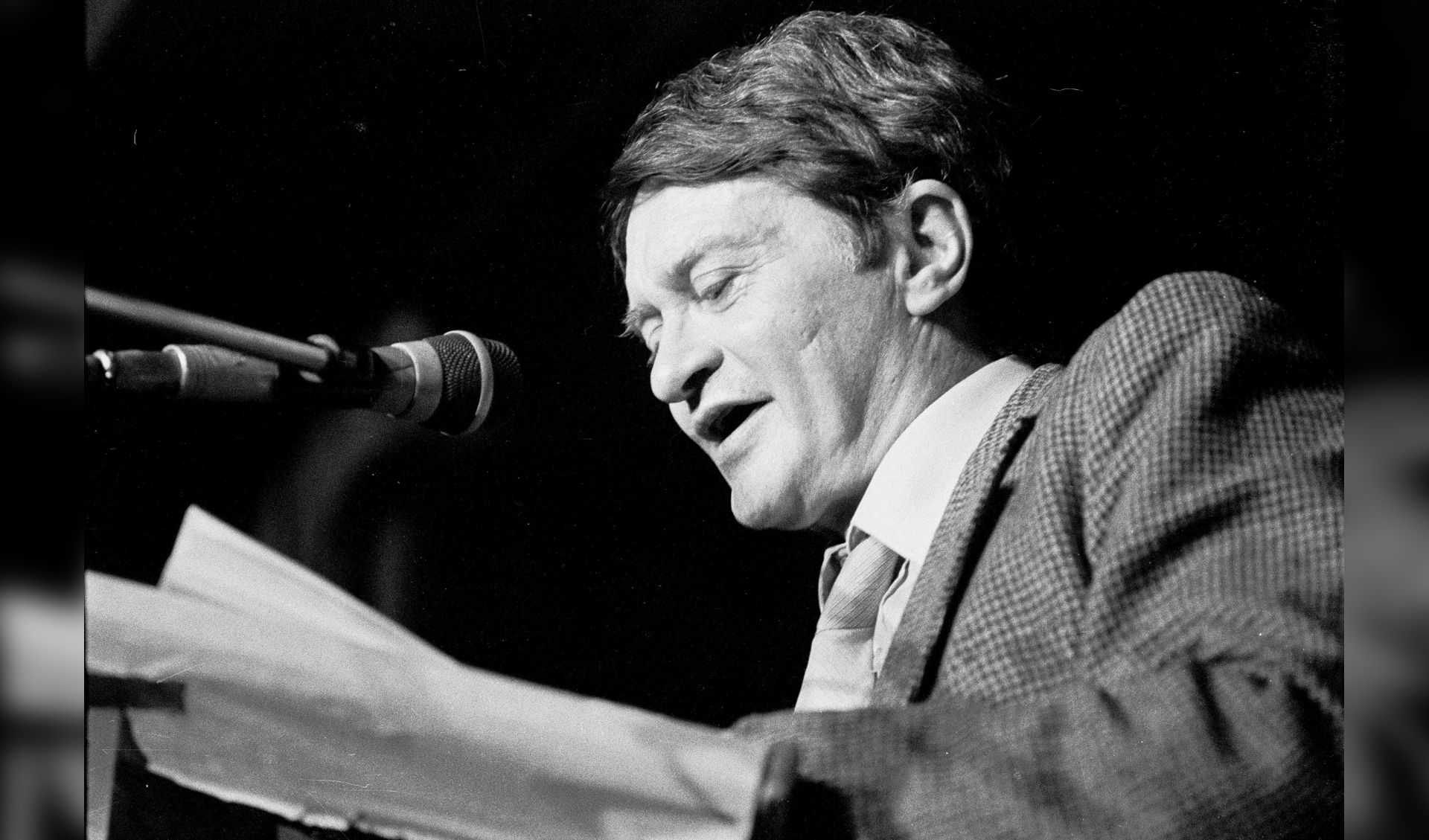 Optreden van Remco Campert tijdens de Tweede grote Poetry-avond op 7 april 1984 bij BukBuk. 