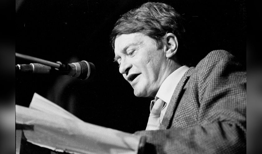 Optreden van Remco Campert tijdens de Tweede grote Poetry-avond op 7 april 1984 bij BukBuk.