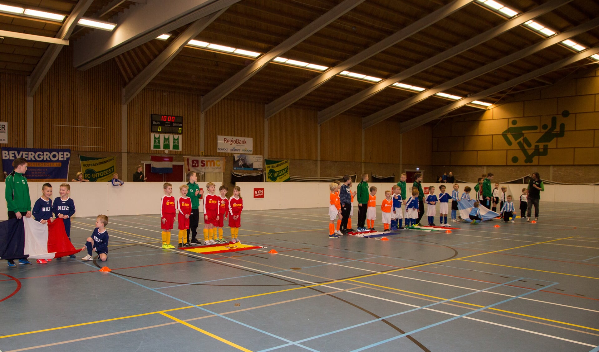 De mini's van FC Uitgeest wachten vol verwachting op 'hun' volkslied.