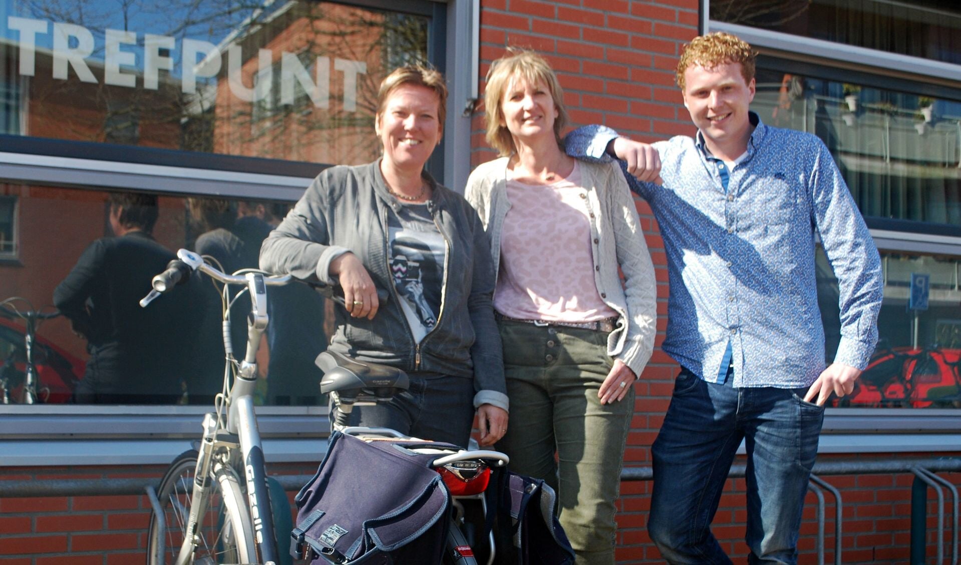Claudia Smit (l), Karin van Polen (Stichting Welzijn Heiloo) en Martijn Apeldoorn (D&M PC Service) (Foto: Evert Visser).