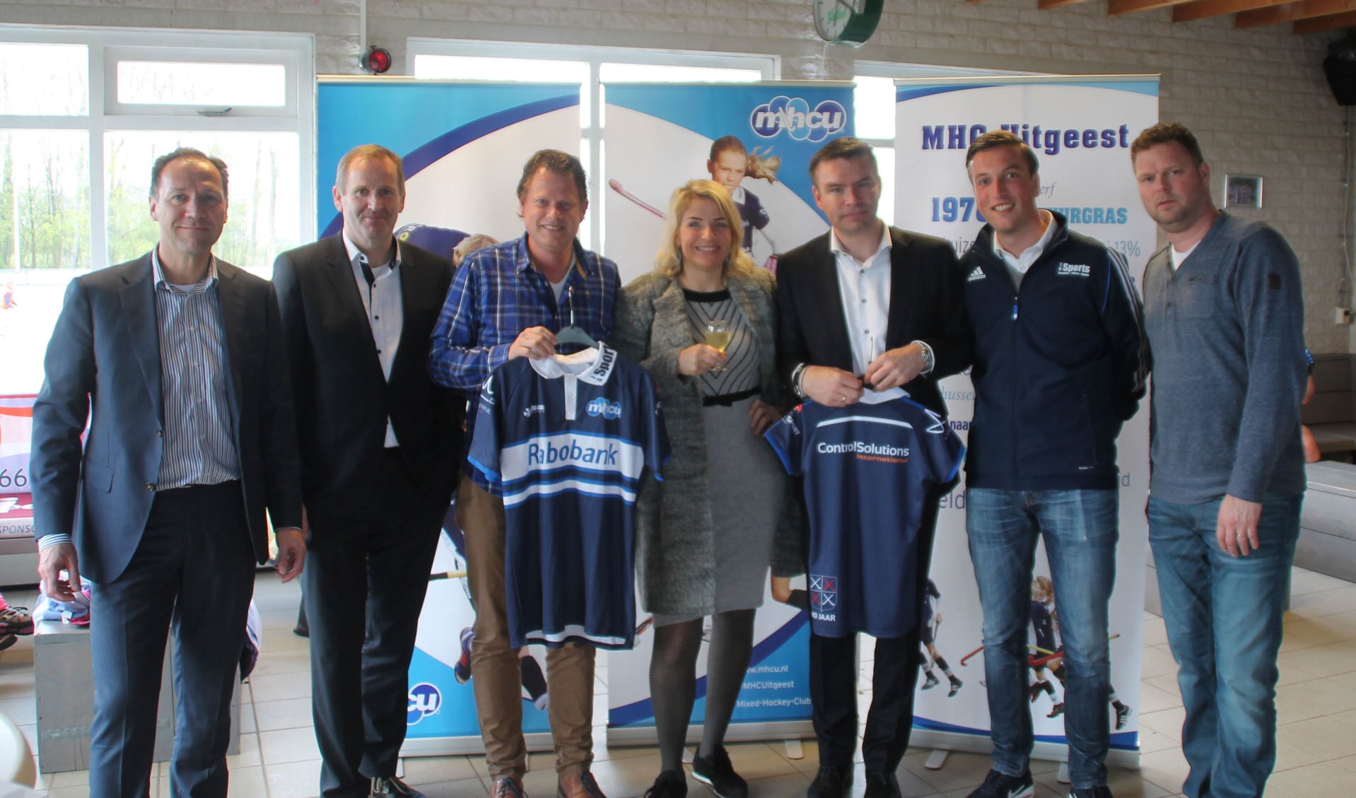 De vijf sponsors geflankeerd door voorzitter Jaap Bos en penningmeester Ronald van Dijck.
