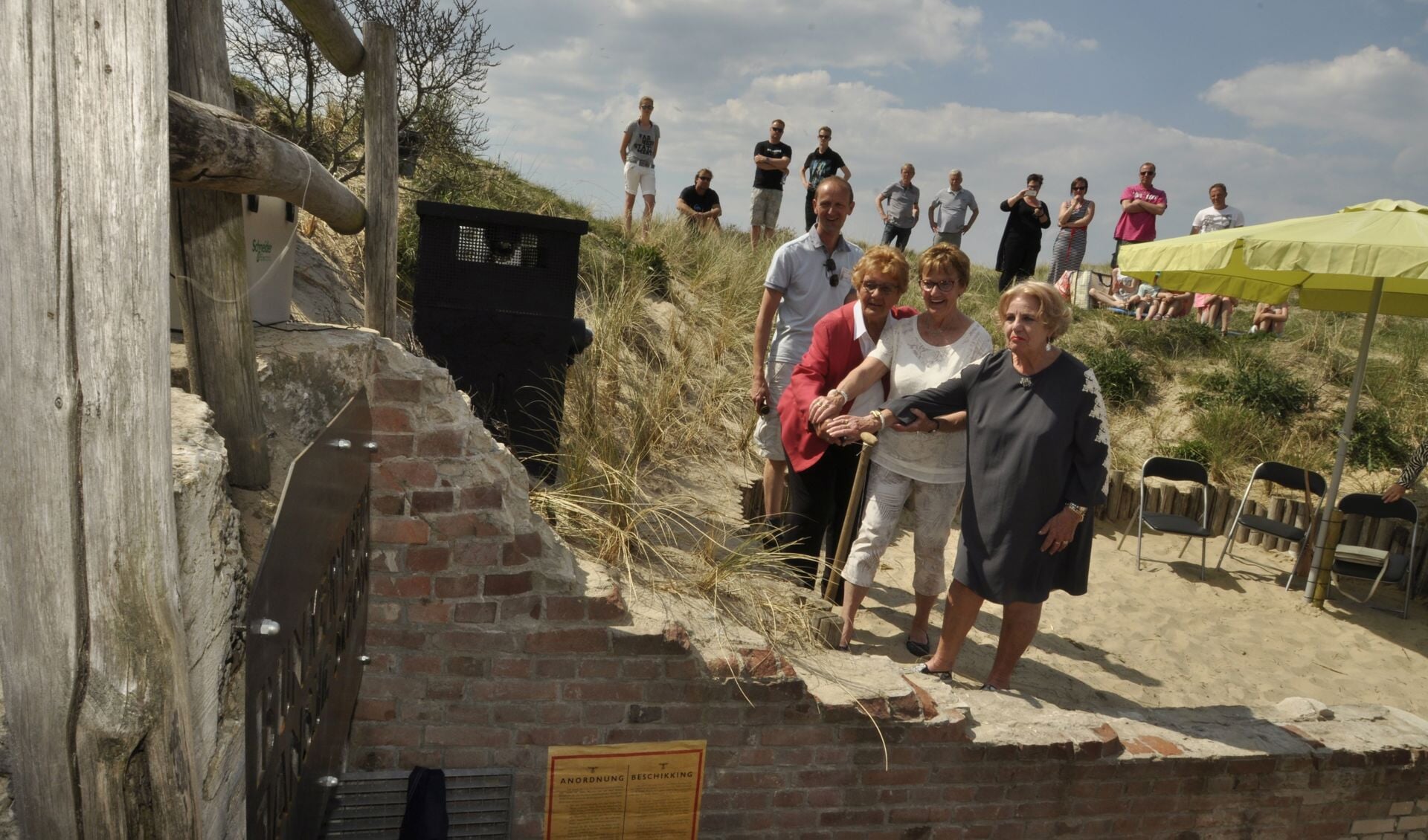 De bunker word officieel geopend door v.l.n.r. Klazien Beets-Boot, Cootje Visser en Jansje Blok.