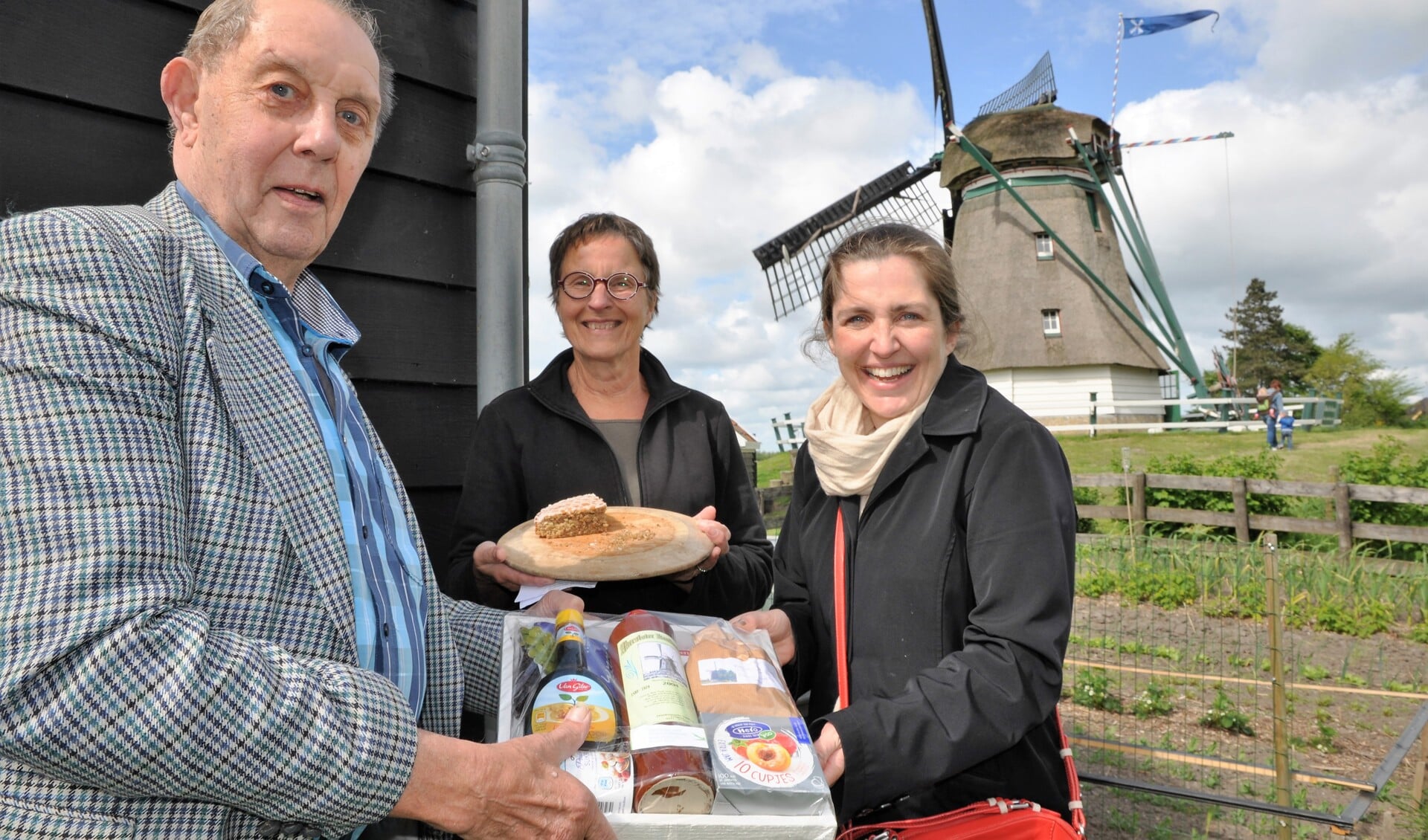 Juryvoorzitter Theo Visser, organisator/molenaar Ella ter Heide en de winnaar: Angela Denys