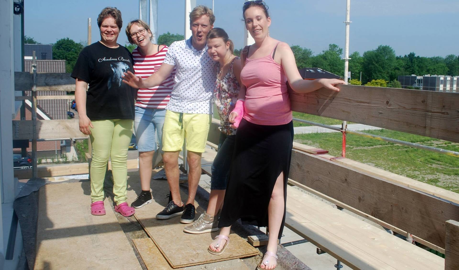 Enkele toekomstige bewoners van Nieuw Varne. Van links naar rechts: Amber, Anne-kay, Nick, Marieke, Marleen  (Foto: Evert Visser)