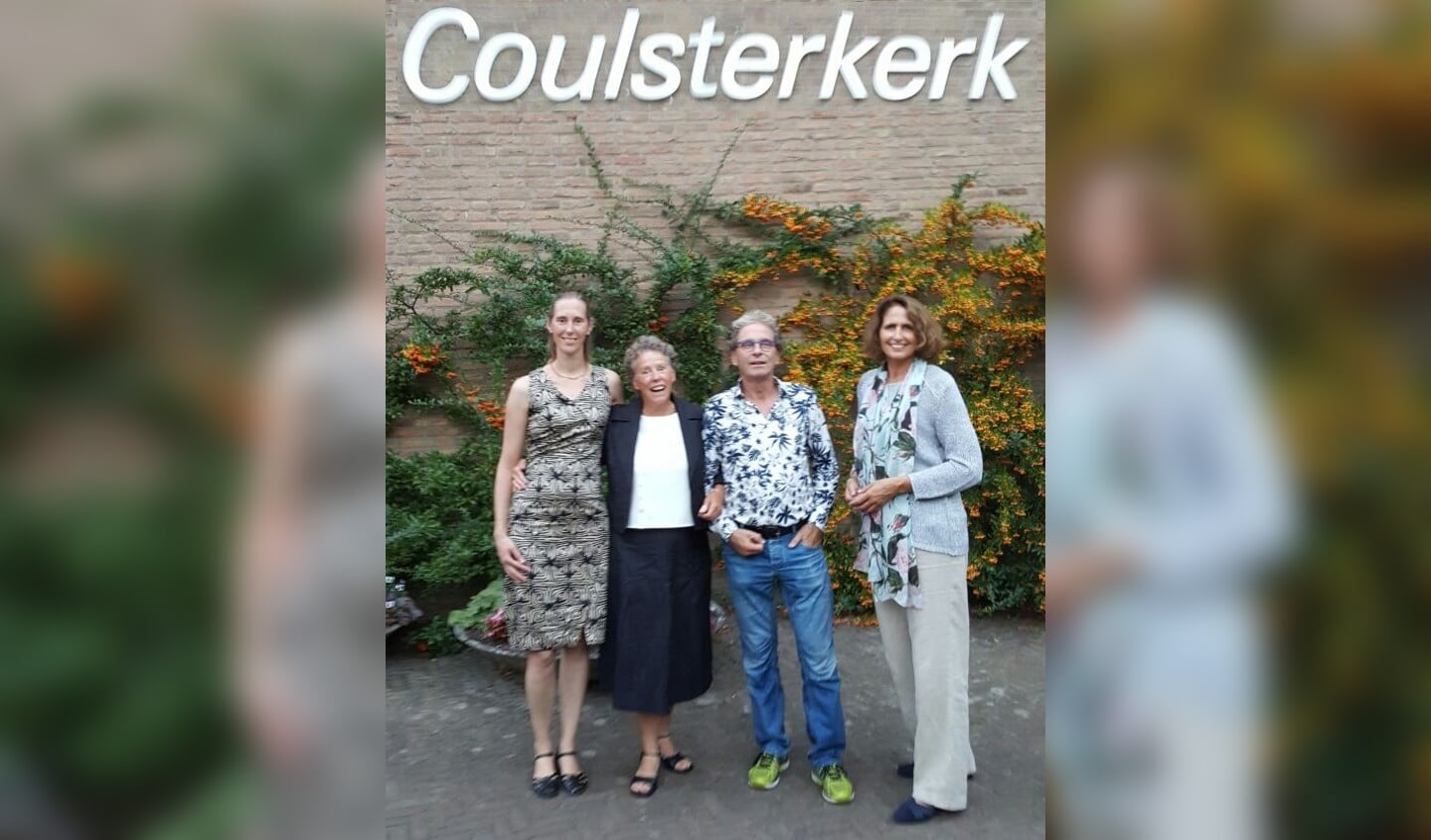 Cindy, Teresa en Myriam van Stichting YourSongProjects en Joop Tulp van Stichting VluchtelingenWerk poseren voor de Ter Coulsterkerk