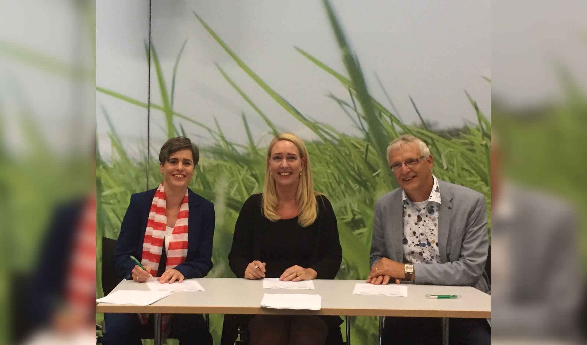  Ondertekening samenwerking Flore-SKH-Forte Kinderopvang v.l.n.r.:

Esther Zijl, directeur/bestuurder Forte Kinderopvang, Jeanette de Jong, directeur Stichting Kinderopvang Heerhugowaard, Adrie Groot, voorzitter College van Bestuur Stichting Flore.