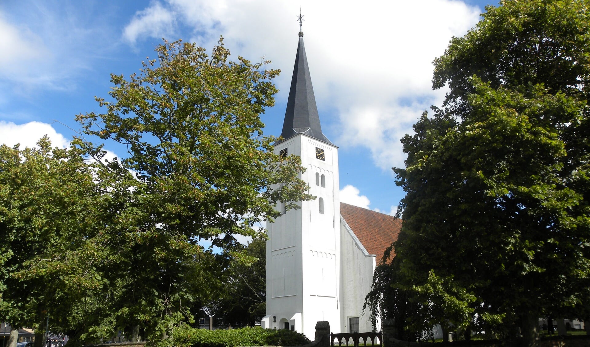De Witte Kerk is wel de meest bekende kerk in Heiloo. 