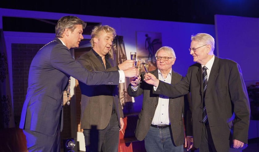 Vlnr: Burgemeester Mans (Gemeente Castricum, T. Biesterbos (Directeur Biesterbos, J. Postma (Toonbeeld), T. Kenter (Stichting Nieuw Geesterhage).