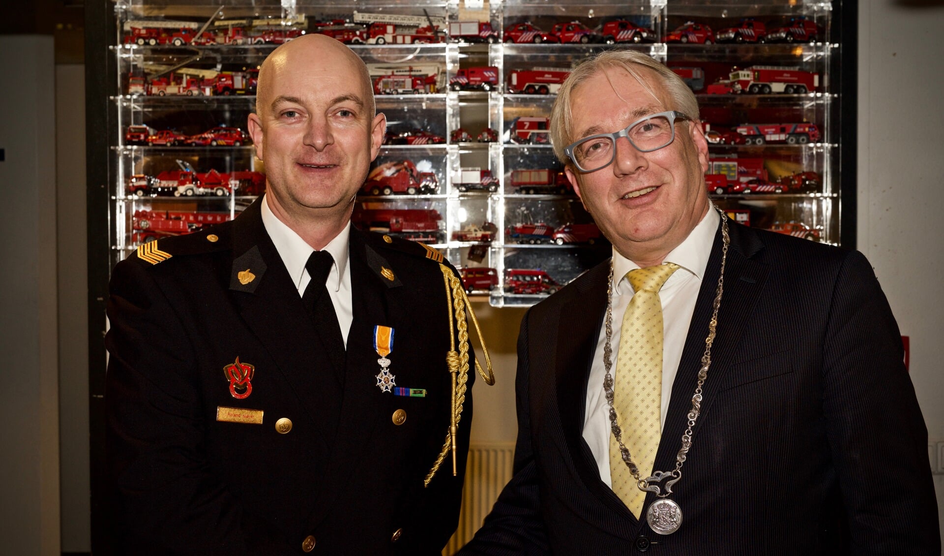 Roland Klaver met opgespelde onderscheiding met burgemeester Hans Romeyn