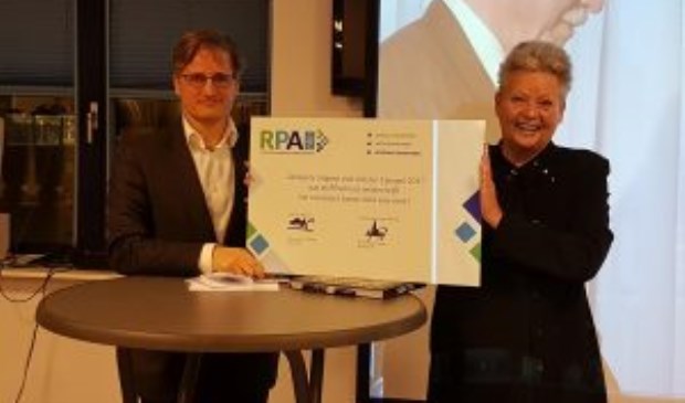 Antoine Tromp (wethouder Uitgeest) en Elly Konijn (voorzitter RPAnhn en wethouder Alkmaar) bij de ondertekening van de overeenkomst. 
