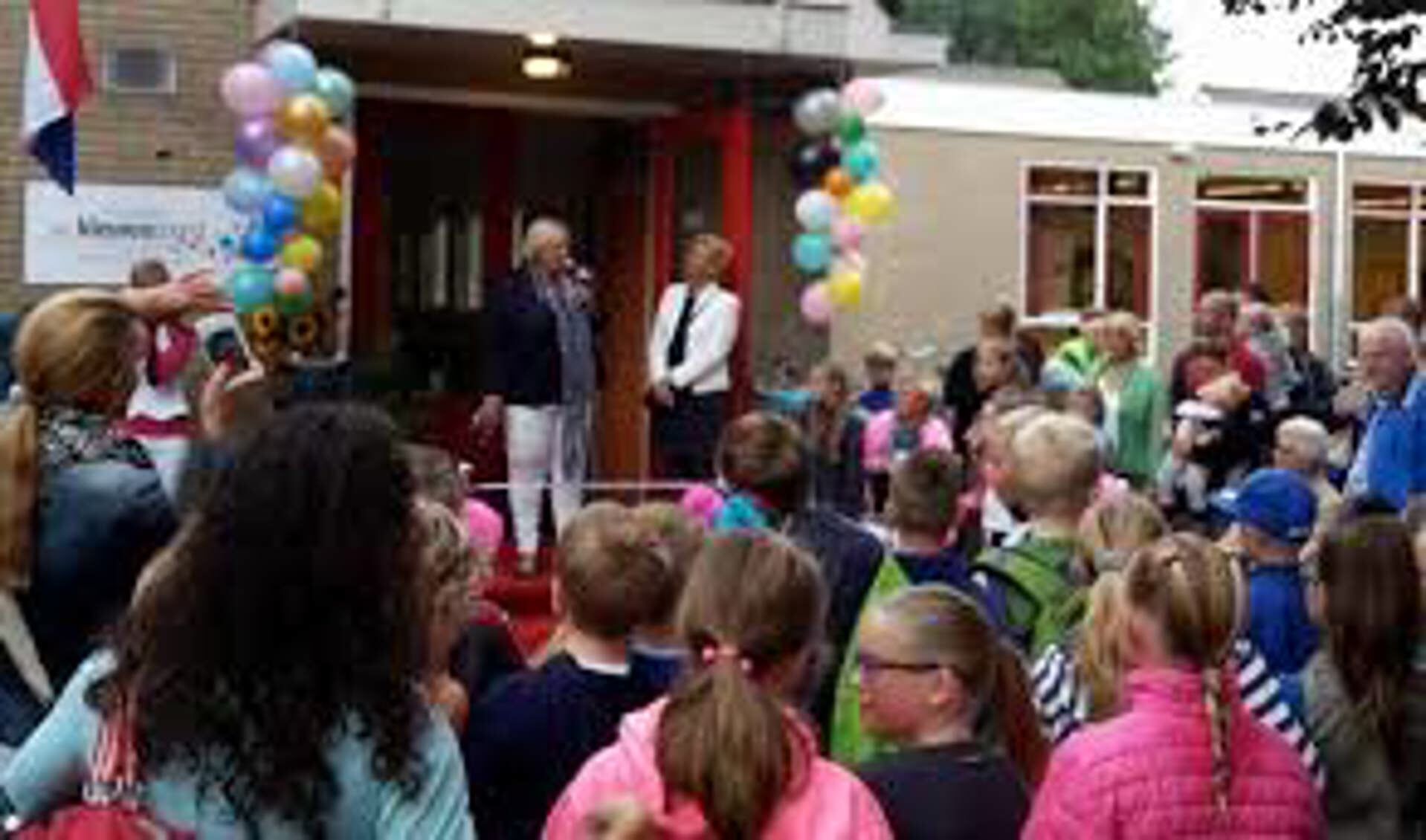 Op deze foto opent Wethouder Hollenberg opent nieuwe gebouw van basisschool het Kleurenorkest (2015)