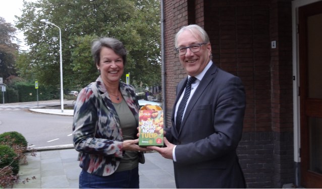 Wereld Polio Dag-voorzitter Rotary Club Heiloo overhandigt een doosje End Polio Now bollen aan burgemeester Hans Romeijn.