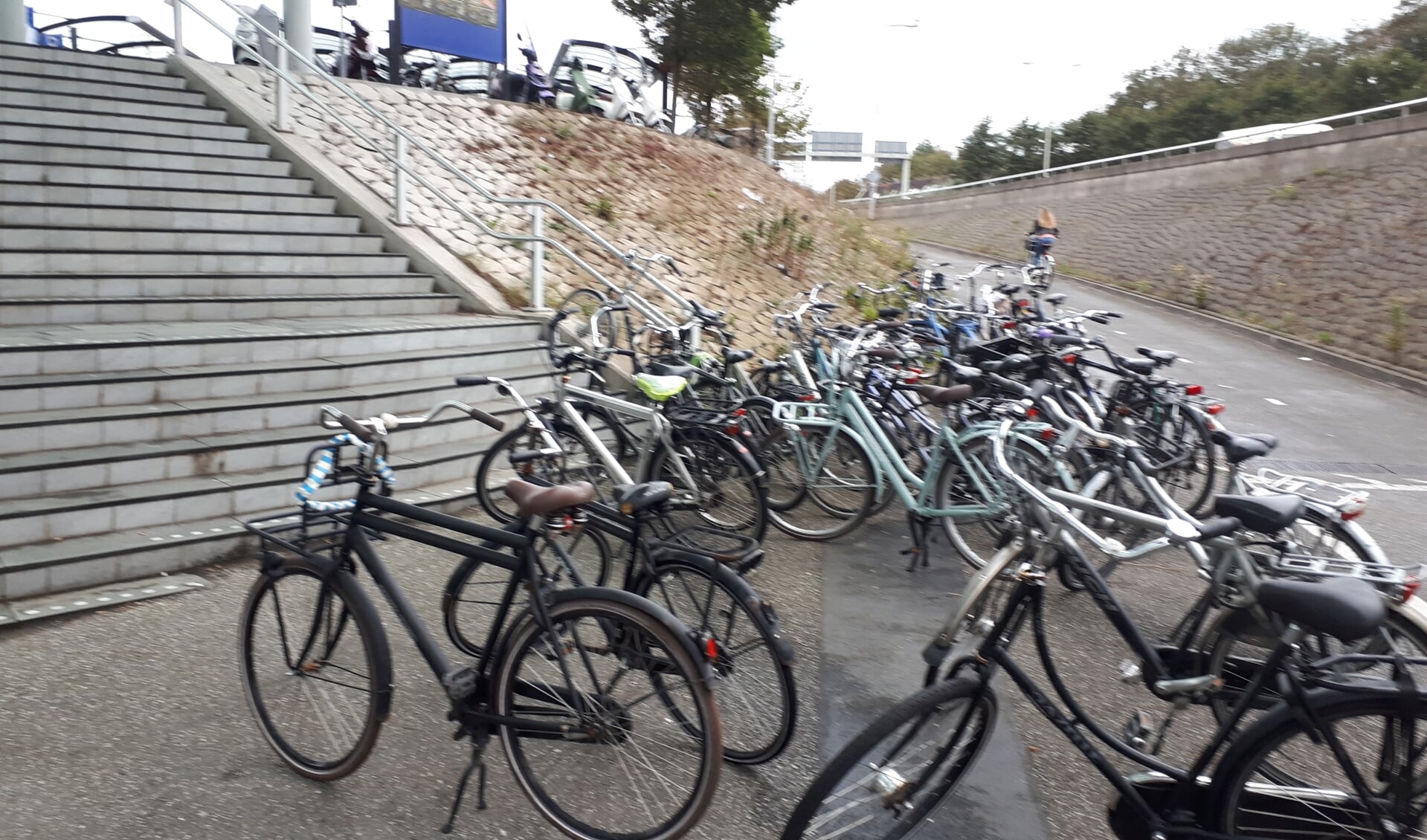 Fietsen veroorzaken steeds meer overlast aan de voet van de trap naar het stationsplein. Het is uiteraard niet toegestaan om op deze plaats fietsen te stallen (foto: gemeente Uitgeest).    