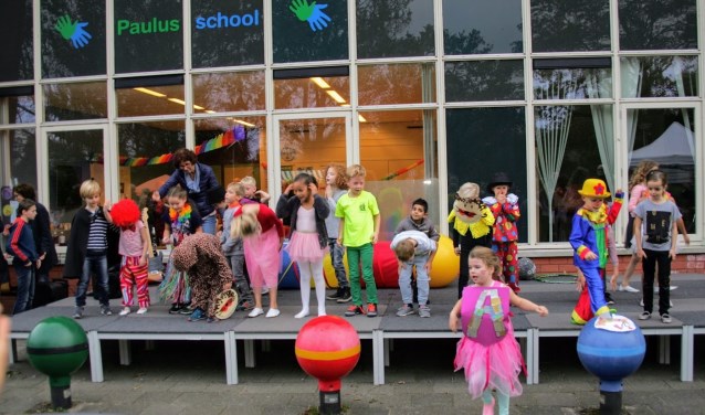 Groep 3-4 verzorgde een spetterend circusoptreden tijdens het festival.