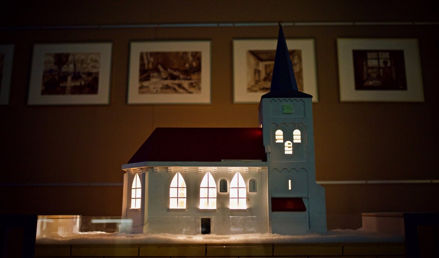 In de Oudheidkamer staat een maquette van de Witte Kerk. Daarachter de aquarellen die in het boek staan. 