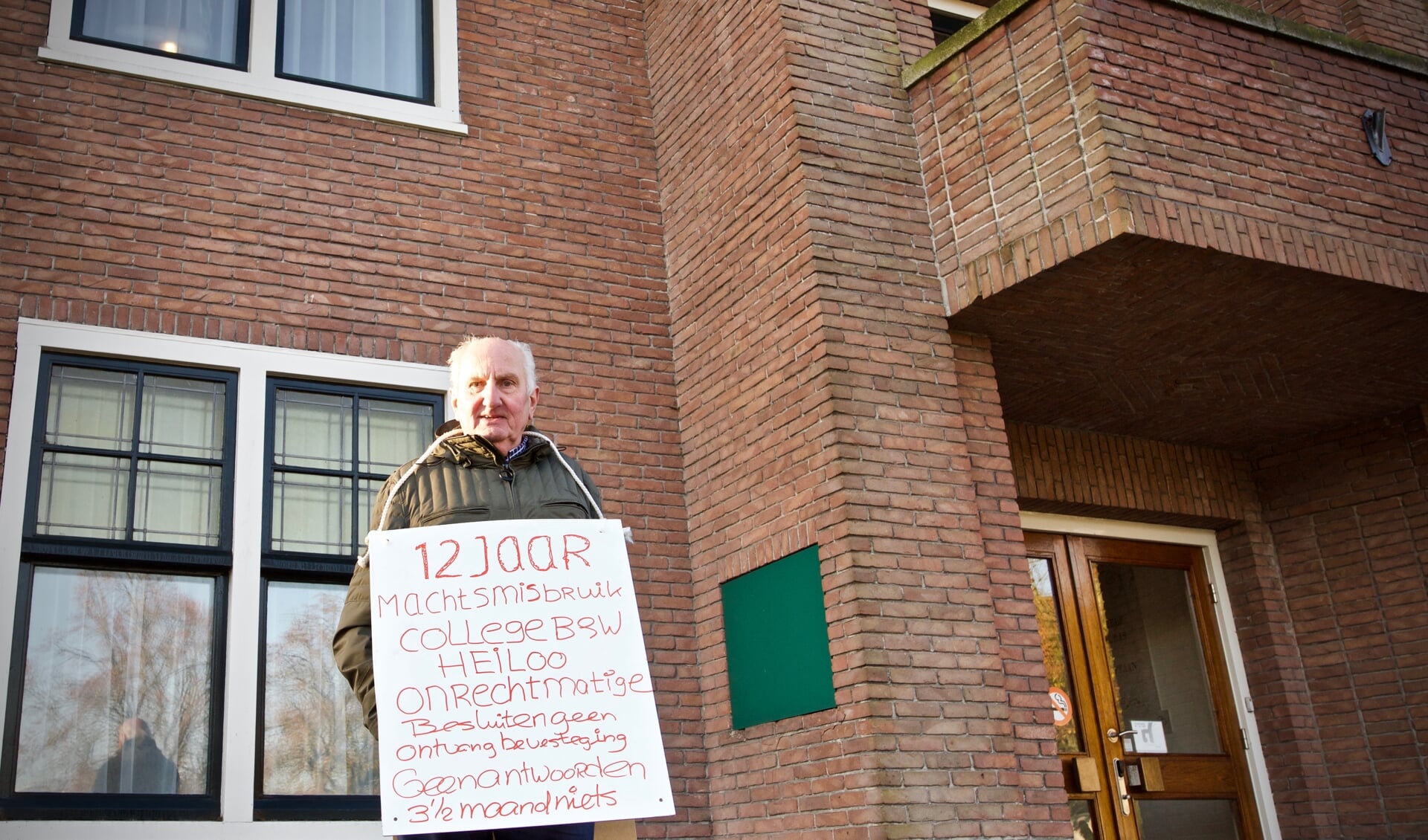 Cees Hachmang voor het gemeentehuis in Heiloo