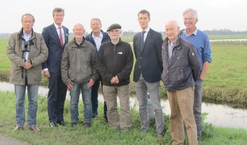 v.l.n.r. Hans Stapersma (voorzitter Vogelwerkgroep), Toon Mans (burgemeester), Rienk Slings, (voorzitter Stichting De Hooge Weide), Theo Kager (agrariër) Arie Dekker (bestuurslid Vogelwerkgroep), Marcel Steeman (wethouder), Jan de Ruijter en Cees de Vries (beide bestuursleden van Stichting De Hooge Weide). Op de foto ontbreekt Jos Vroege van de Vogelwerkgroep.