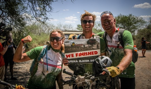 Janneke, Jeroen en Martin onderweg in Tanzania.