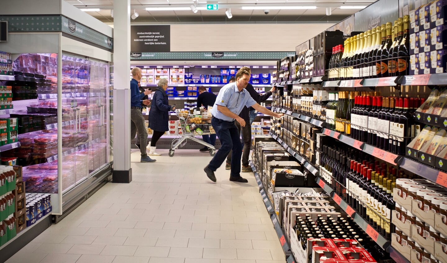 Supermarktmanager Peter en het personeel van Lidl Heiloo helpen mevrouw Smit een handje