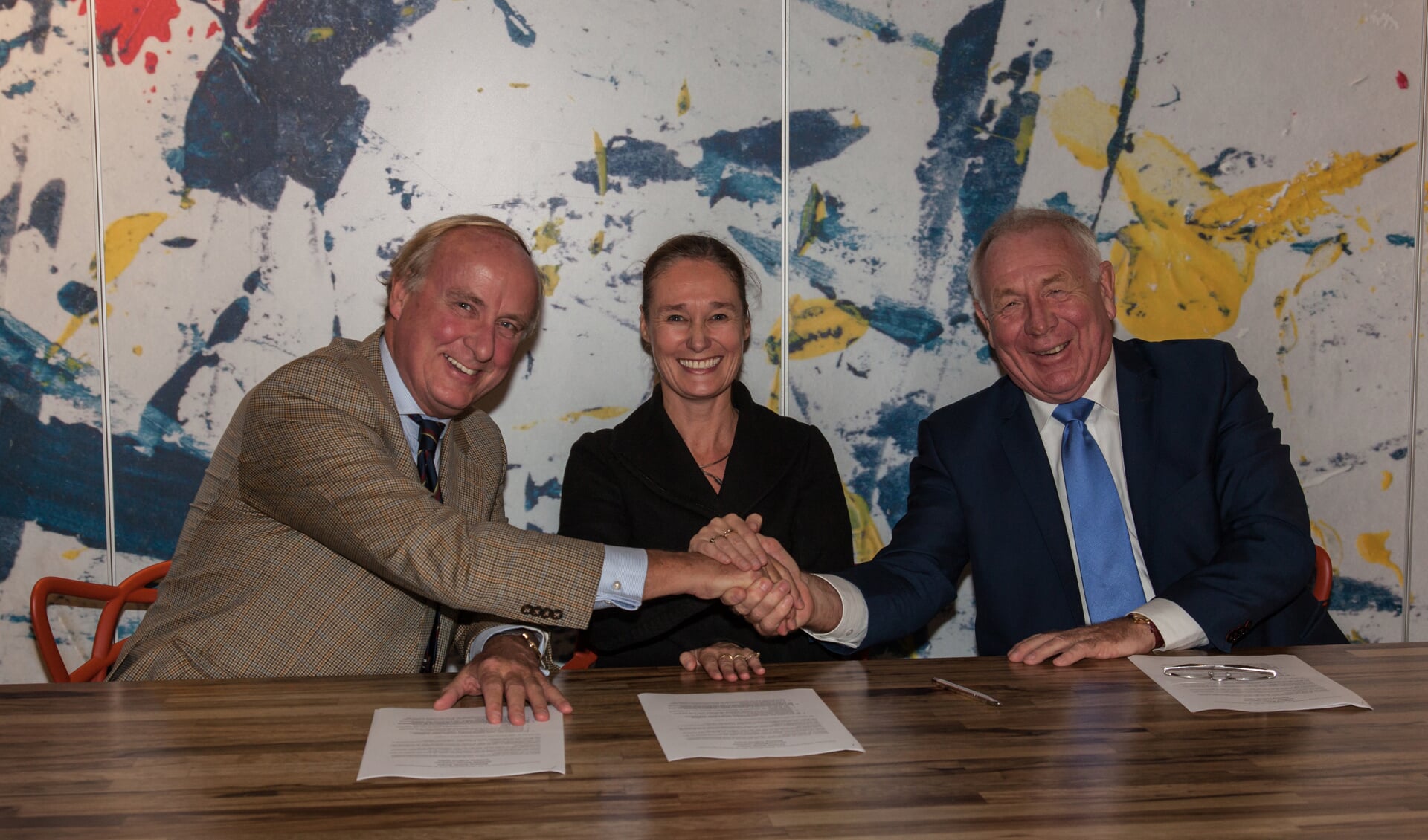 V.l.n.r.: Jochem Gelderman (Stichting Welzijn Bergen), Elize Bon (vice-voorzitter Stichting Welzijn Castricum) en Jan Kasper (Stichting Trefpunt Heiloo).