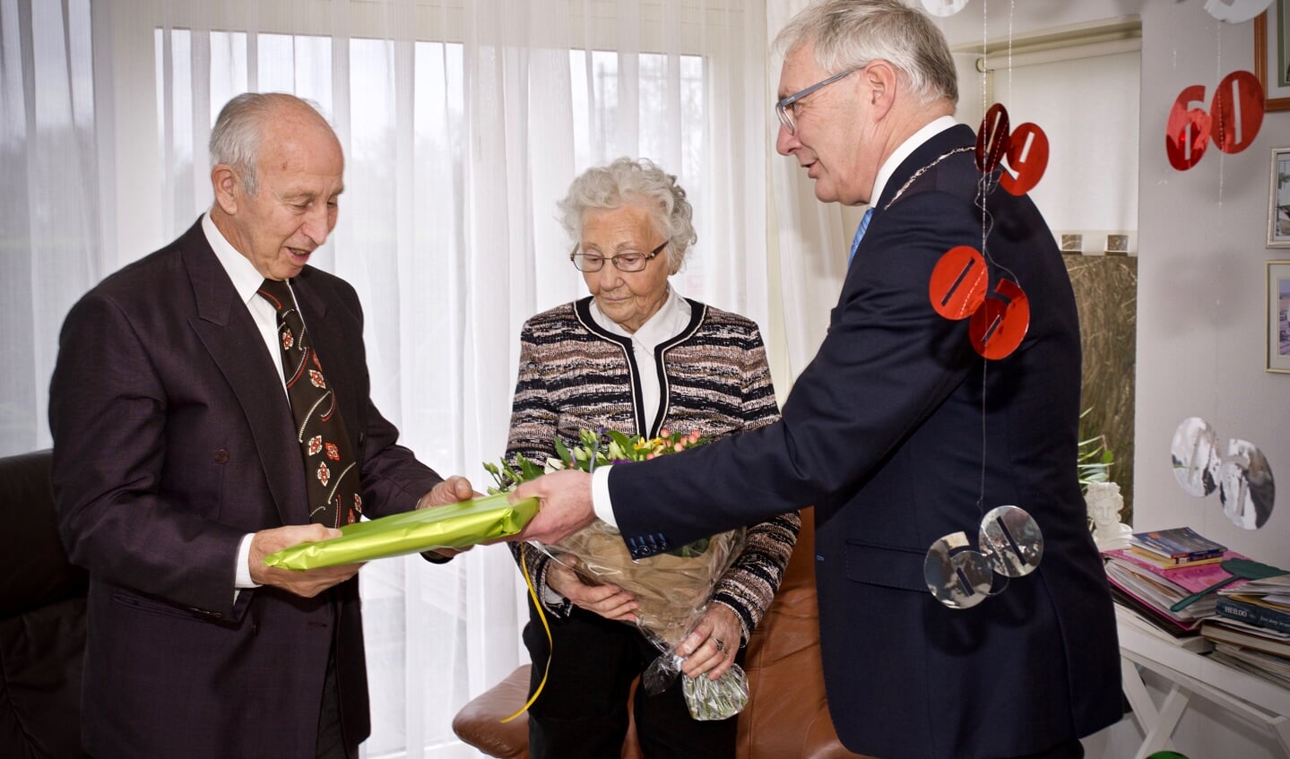 Burgemeester Hans Romeyn overhandigt de geschenken