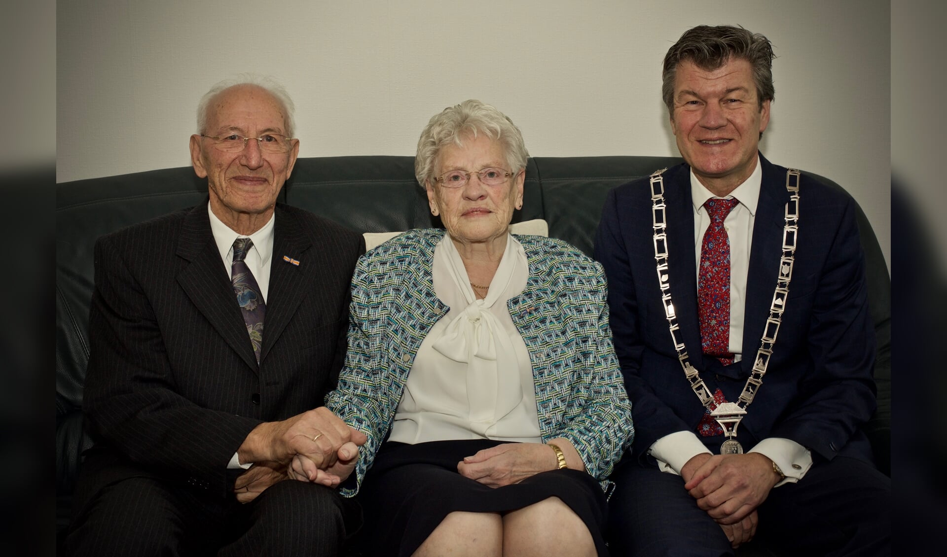 Echtpaar Hollenberg samen met burgemeester Toon Mans
