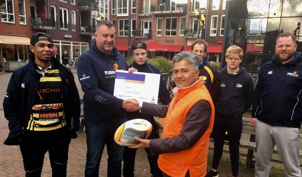 Joeri Peperkamp ontvangt de cheque uit handen van directievoorzitter Ugur Pekdemir van Rabobank Noord-Kennemerland.