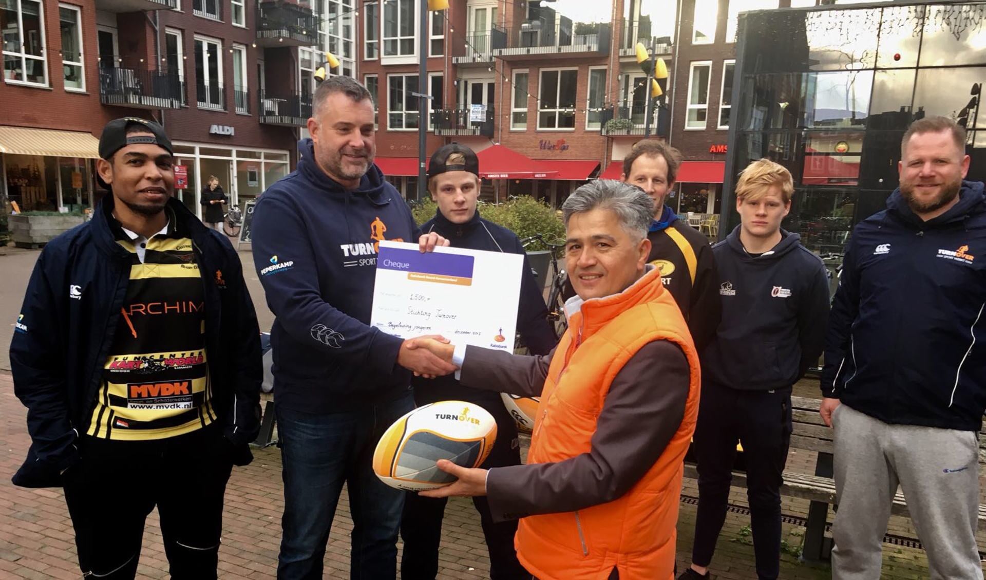 Joeri Peperkamp ontvangt de cheque uit handen van directievoorzitter Ugur Pekdemir van Rabobank Noord-Kennemerland.