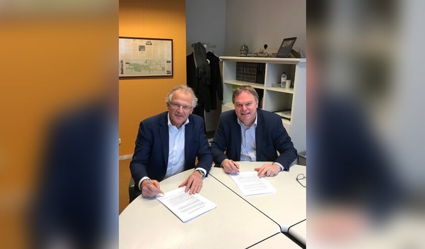 Wethouder Rob Opdam en directeur-bestuurder Dick Tromp ondertekenen de samenwerkingsovereenkomst voor sociale woningbouw op het terrein van de Noordergeestkerk.
Foto: aangeleverd