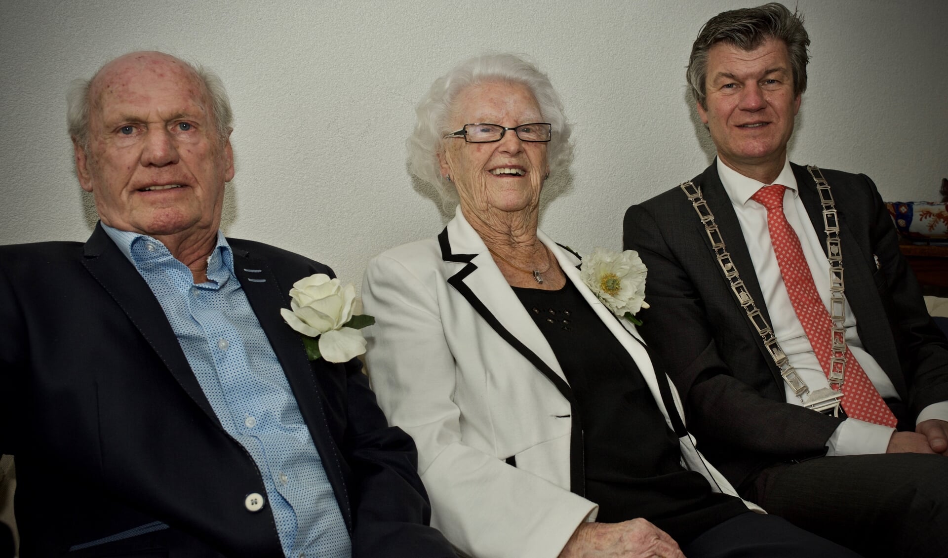 Echtpaar Arjen en Geertje Mulder en burgemeester Toon Mans