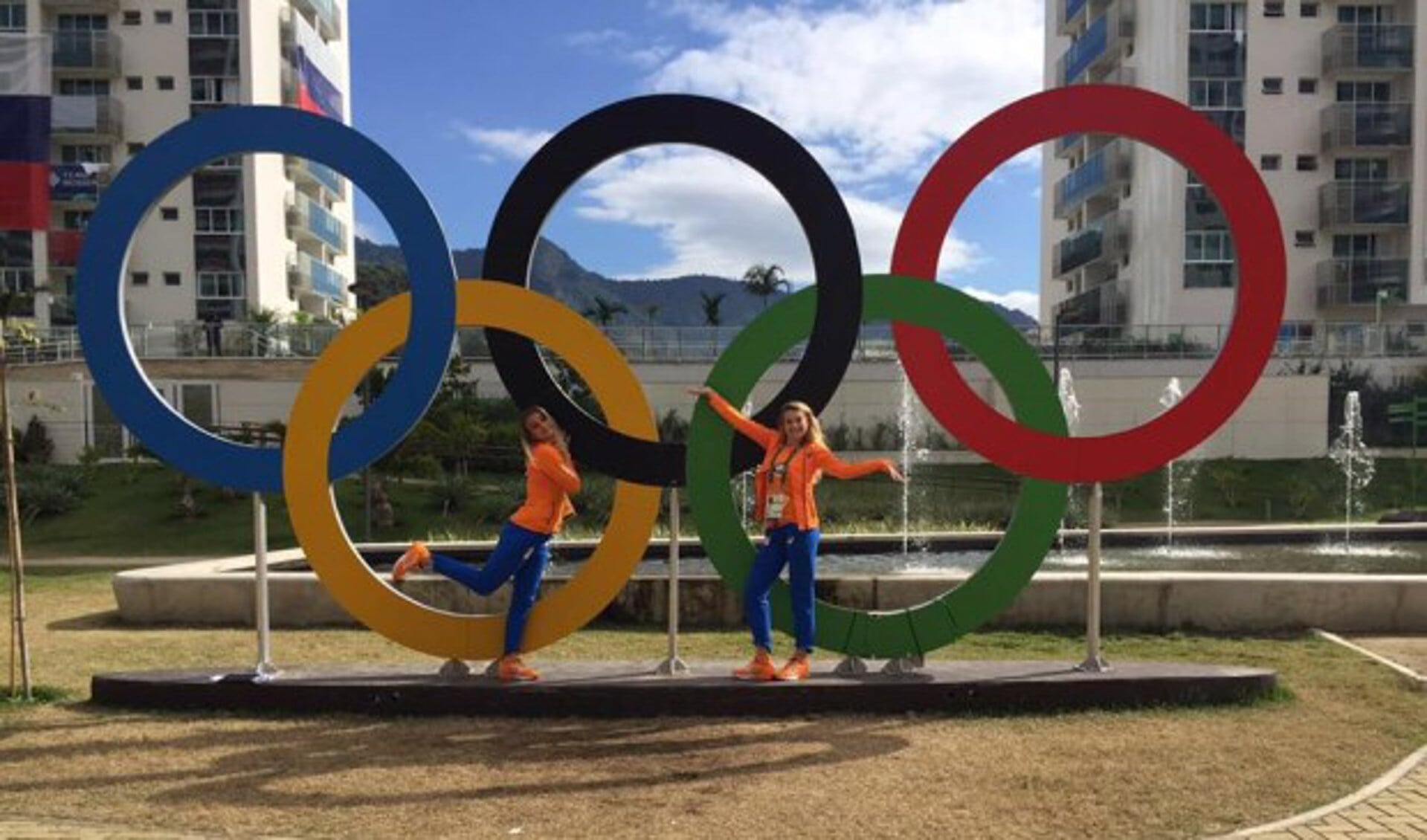 Sven Ootjers traint o.a. Laura en Lisanne de Witte (hier staan de zusjes bij de Olympische ringen in Rio) Foto: archieffoto