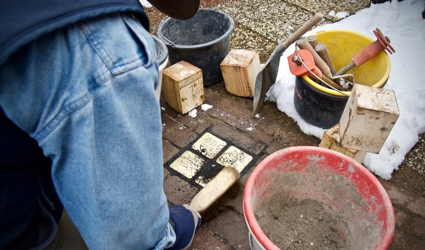 De struikelstenen worden ingemetseld.
Foto: Stip Fotografie
