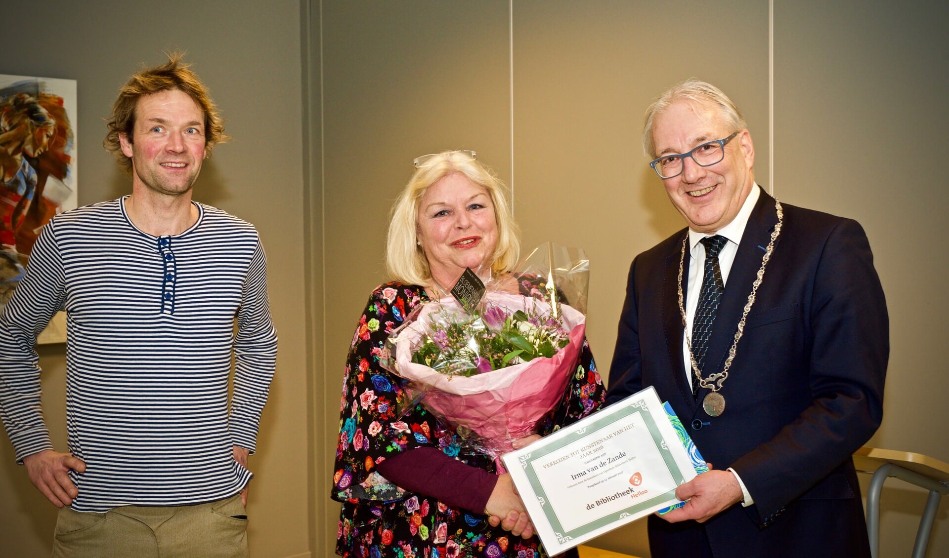 Links Theo Leering (Kunstenaar van het jaar 2015), Irma van der Zande en burgemeester Romeyn.
Foto: Stip Fotografie