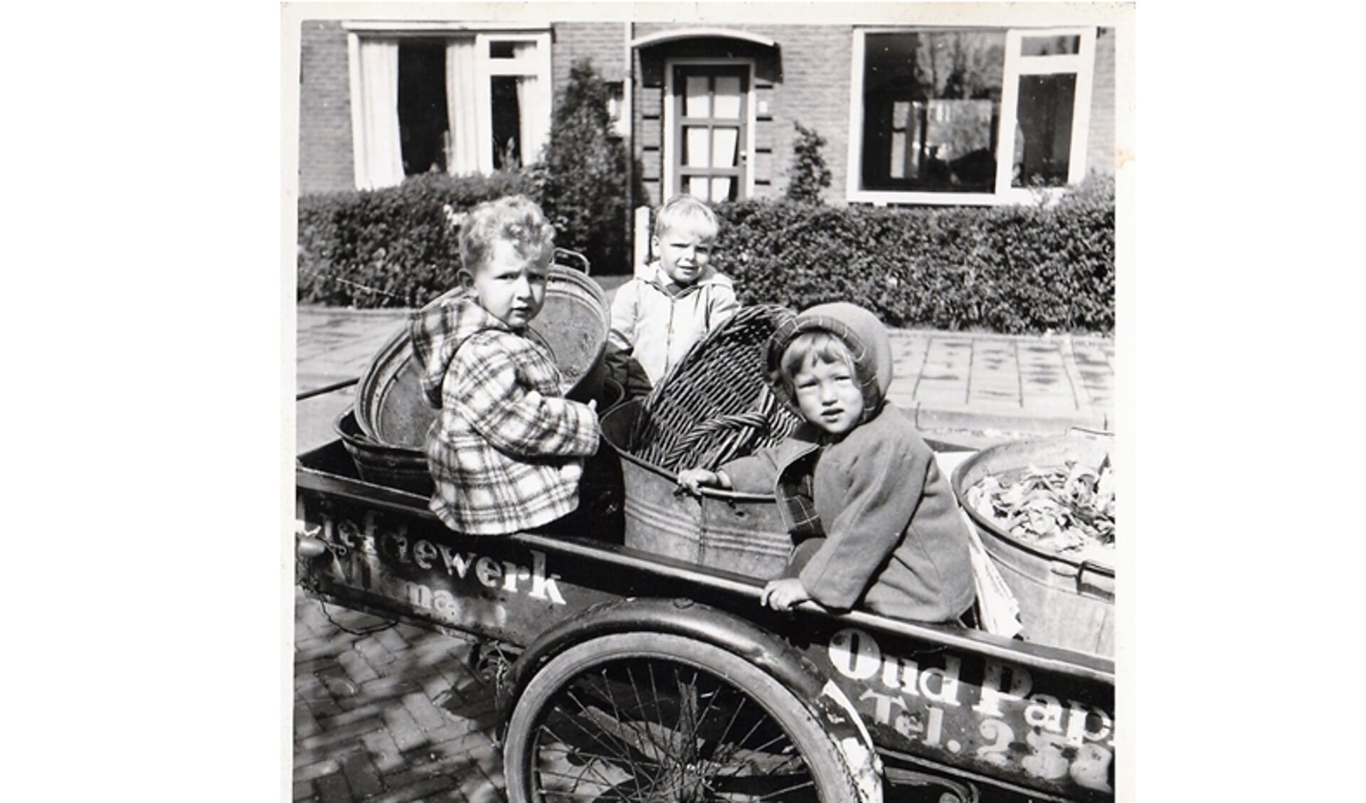 Deze foto, ingestuurd door René Stet, is gekozen tot winnende foto van de Oranjebuurt. Hij zit zelf in het midden van de kar van schillenboer Bos in de Marijkestraat. Links Marco Bruinsel en rechts Aline Bakker.