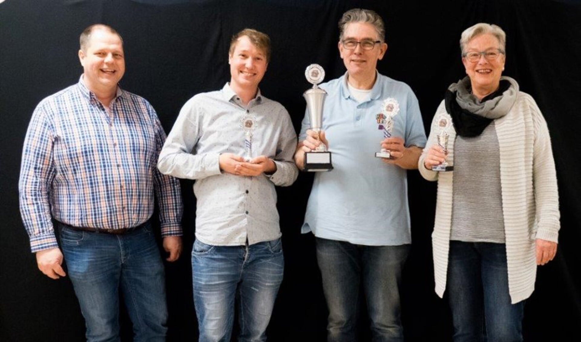 V.l.n.r. Rene Bos (bestuur Emergo), Dennis Poel (3e), Bas Harmse (Castricums Keezkampioen 2017) en Gerda Zwart (2e)

Foto door: Erna Lute