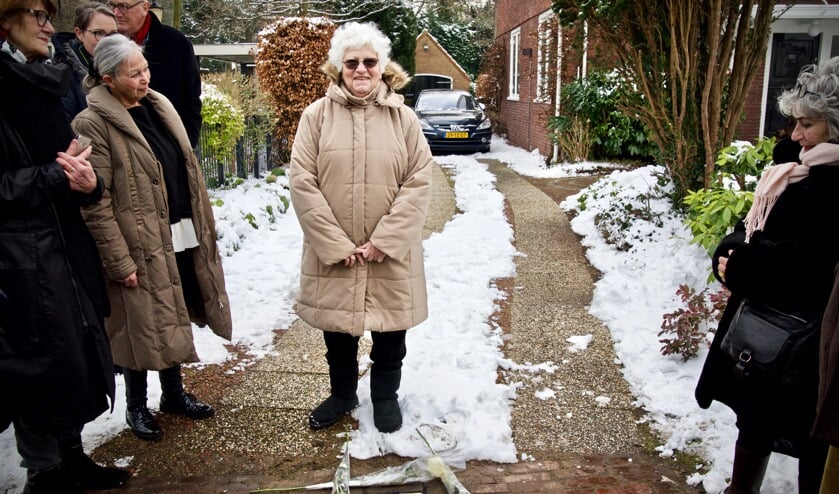 Esther Mossel bij de struikelstenen voor haar geboortehuis aan de Van Foreestlaan.
Foto: Stip Fotografie