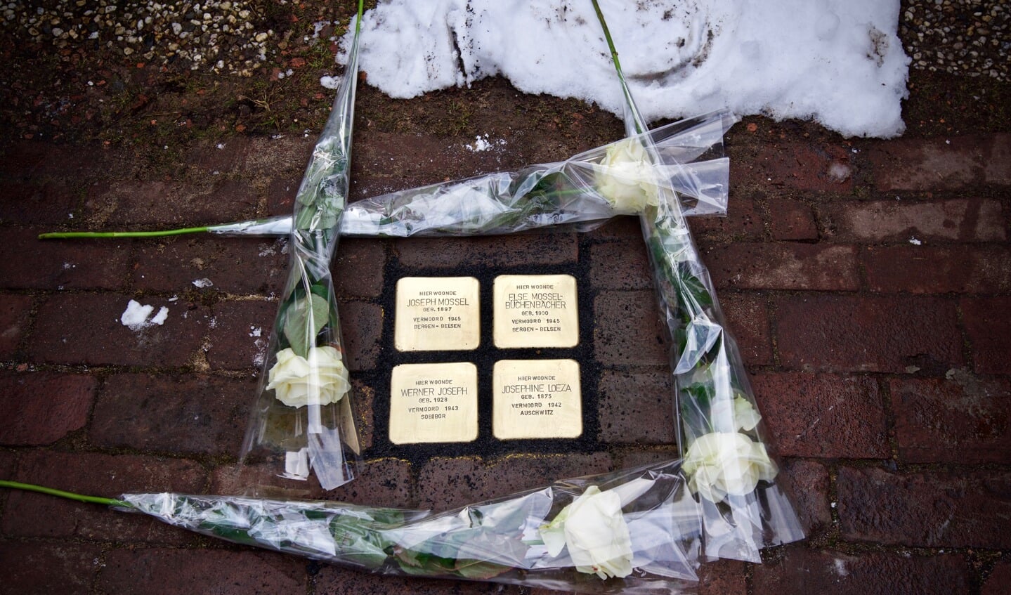 De Stolpersteine zijn ingemetseld en de bloemen zijn gelegd.
Foto: Stip Fotografie