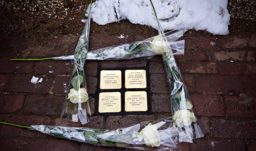 De Stolpersteine zijn ingemetseld en de bloemen zijn gelegd.
Foto: Stip Fotografie