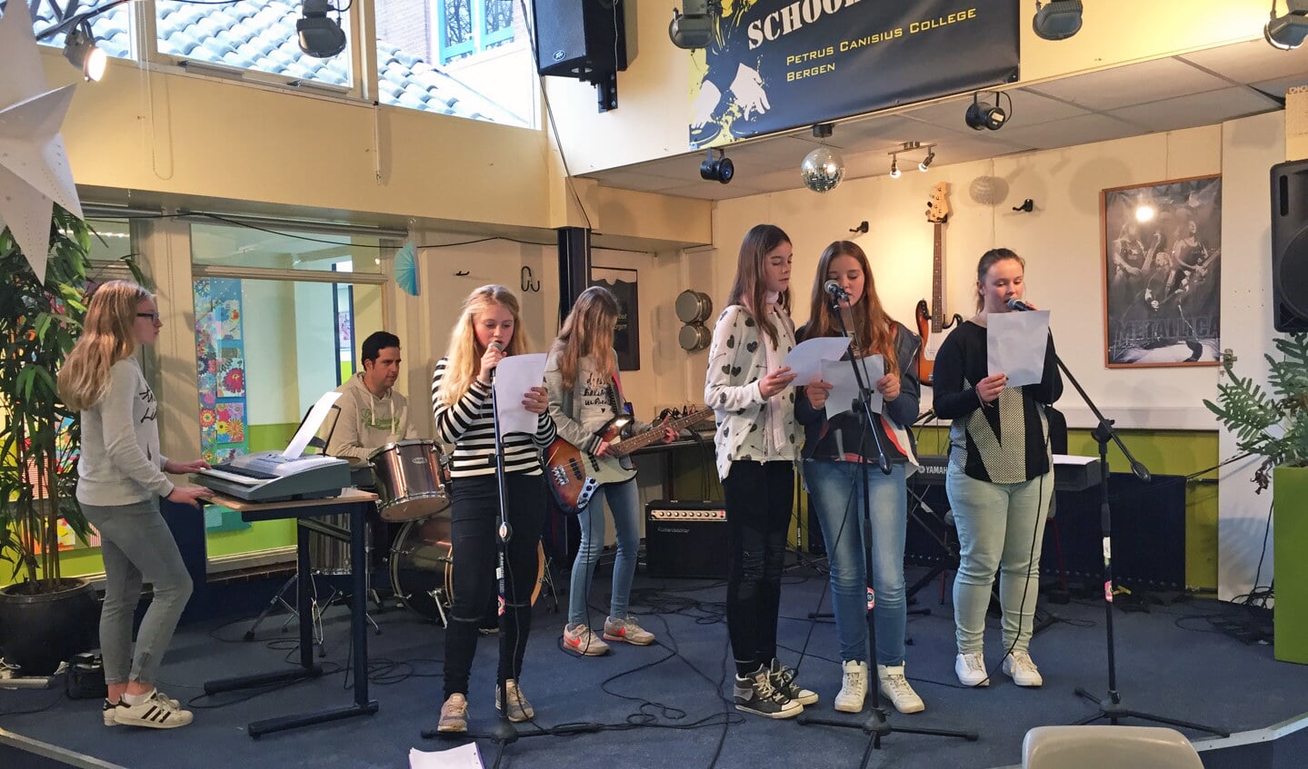 Repetitie van de schoolband 'School's Out!' op PCC Bergen.