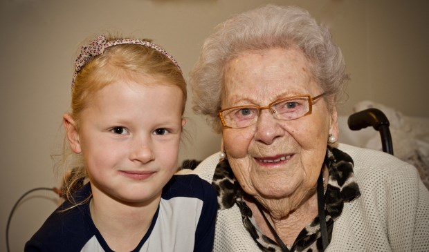 Mevrouw Liefting-Kaandorp met achterkleindochter Mette (6 jaar)