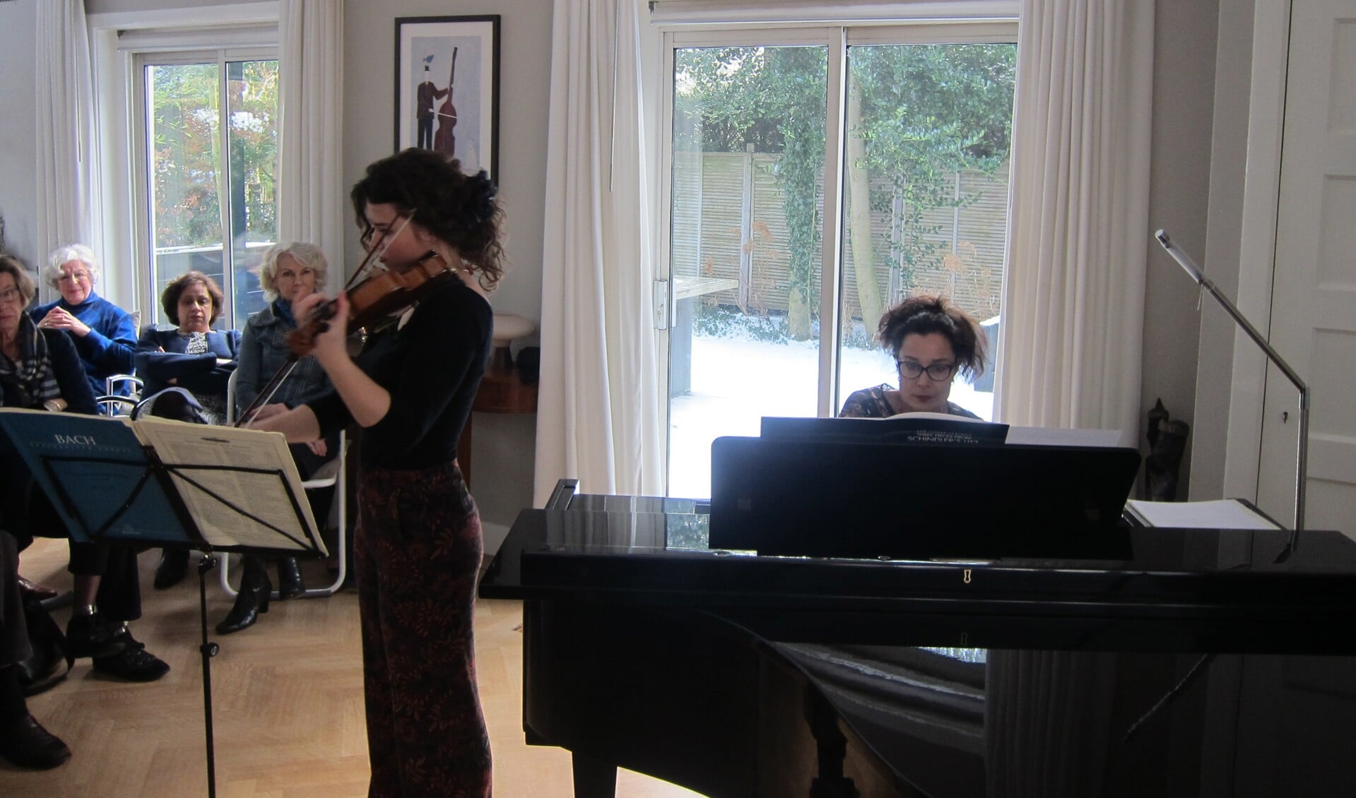 Camilla Genee op viool en Carmen Keijzer op piano.
