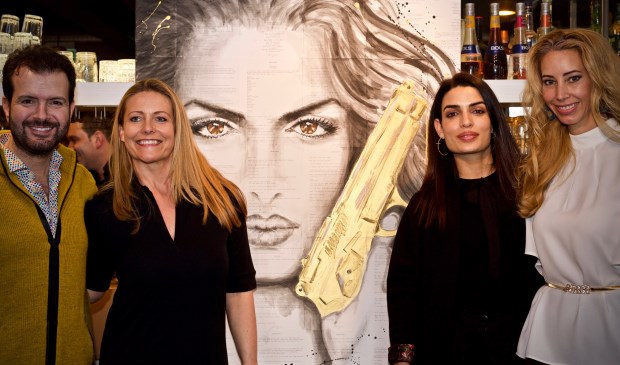 Vlnr: Varol Porsemay (eigenaar Hollywood Produksiyon), kunstenares Thea van Dijk, Tonia Sotiropoulou, Carolien ter Linden
Foto: Stip Fotografie